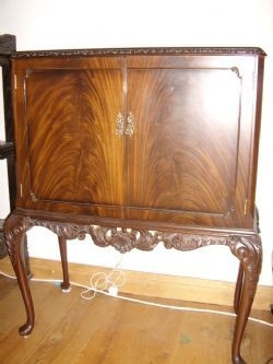 DRINKS CABINET IN FLAME MAHOGANY VENEER WITH QUEEN ANNE LEGS