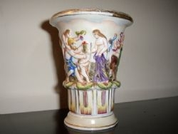 A CONTINENTAL NAPLES PORCELAIN DOCCIA VASE DEPICTING A NEO-CLASSICAL STORY