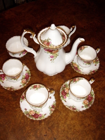Antique ROYAL ALBERT COFFEE SET OLD COUNTRY ROSES PATTERN COMPRISING 4 CUPS & SAUCERS MILK JUG SUGAR BOWL & COFFEE POT. 