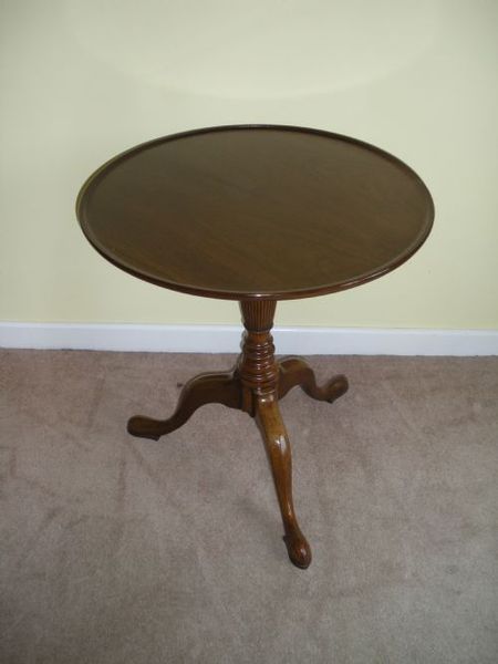Mahogany Dish Top Pedestal Lamp Table