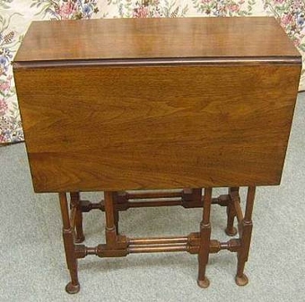 Victorian Walnut occasional / spider table