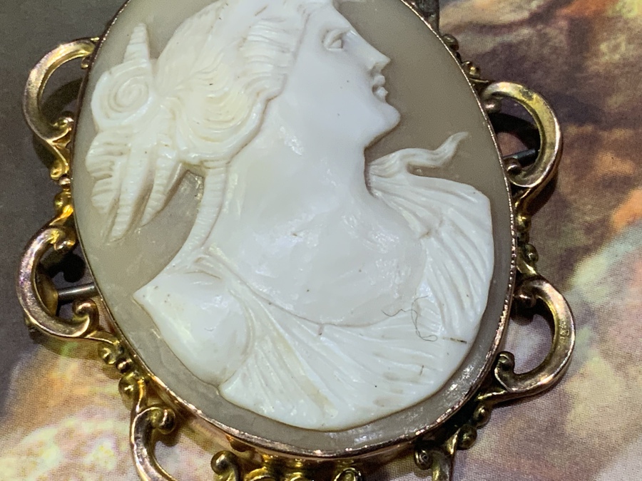 Antique Cameo gold framed stunning brooch 