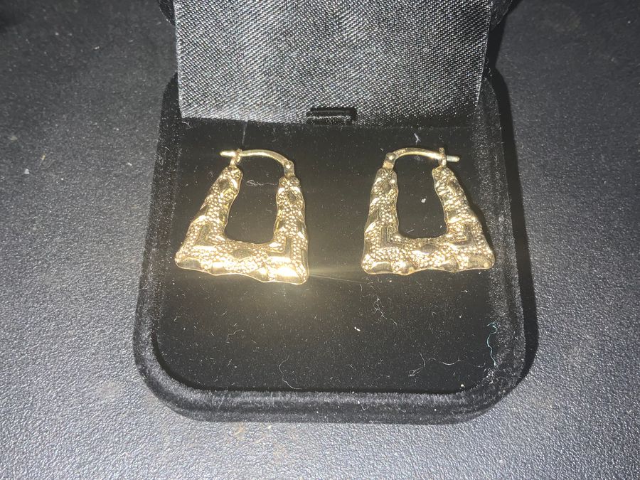 Antique Gold Pair of Ladies stunning earrings 