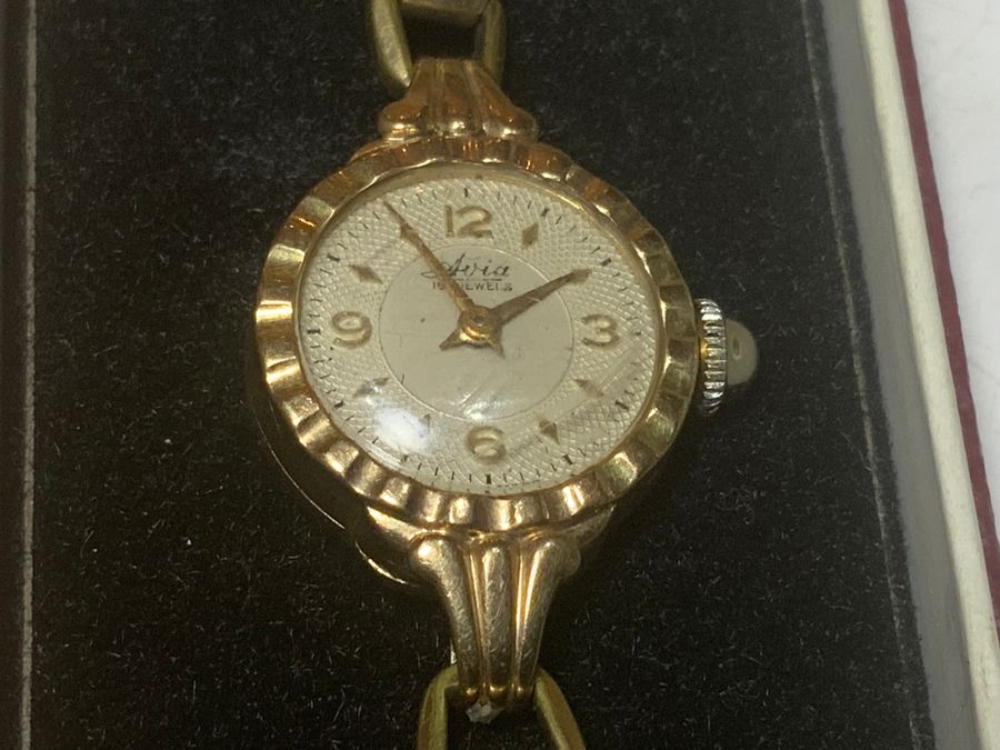 Antique Ladies avia 9CT gold cased wristwatch boxed