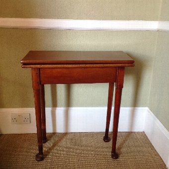 GEORGE III (c 1770) SMALL MAHOGANY FOLD-OVER TEA/SIDE TABLE