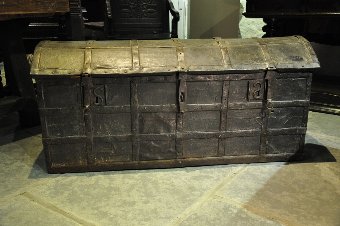 A LATE 15TH/EARLY 16TH CENTURY ENGLISH LEATHER AND IRONBOUND STANDARD. CIRCA 1480-1500