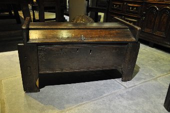 A SMALL MID 16TH CENTURY ENGLISH OAK ARK. CIRCA 1550