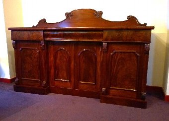Superb example of a  Mahogany 4 door Sideboard / Chiffonier