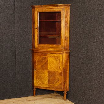 Italian corner cupboard in walnut in Louis XVI style