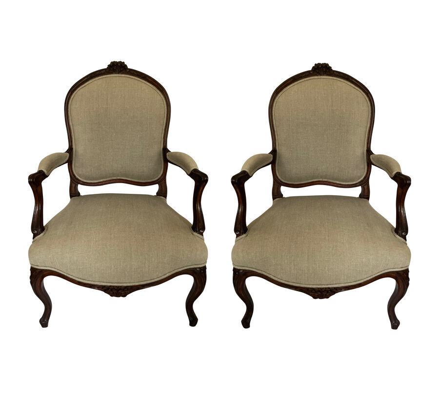 A PAIR OF LOUIS XV STYLE FAUTEUILS IN LINEN