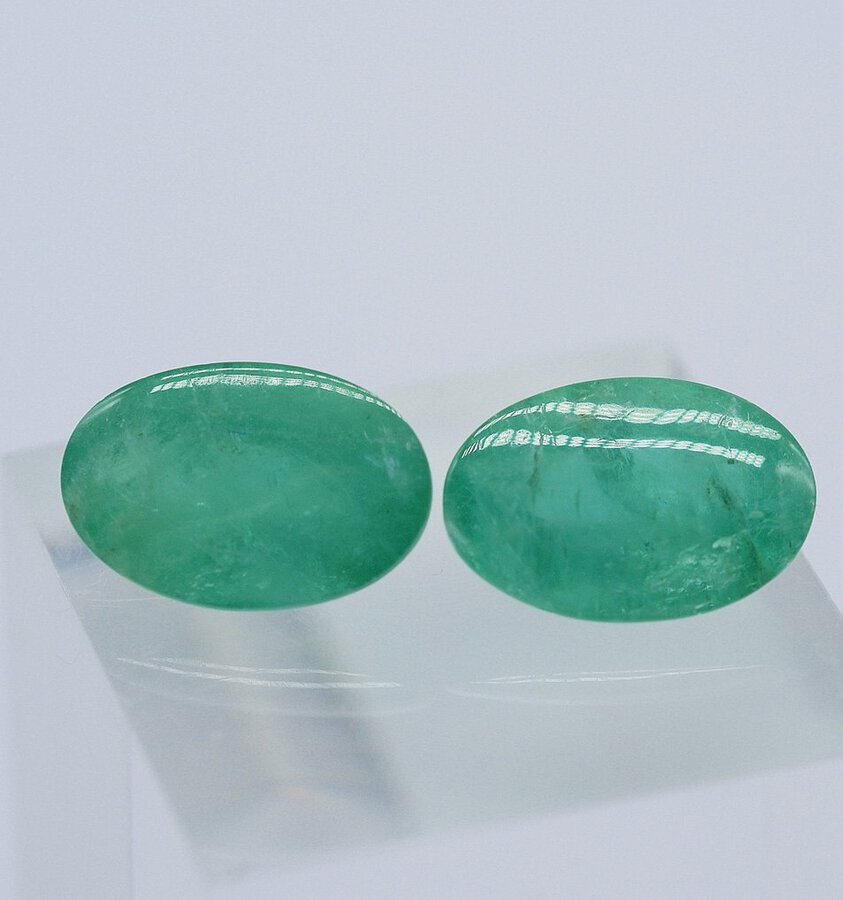 Antique 2 pcs vivid green (bluish) Emerald - 6.19 ct