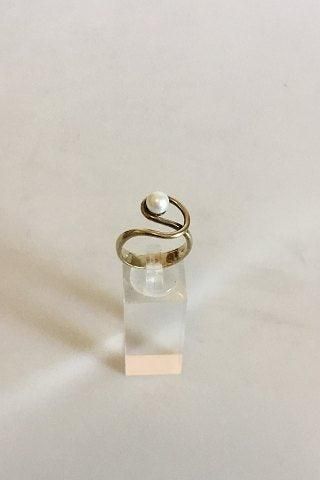 Antique Gold ring with Pearl in 9K gold.
