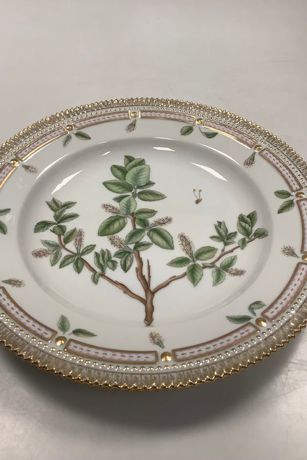 Antique Royal Copenhagen Flora Danica Dinner Plate No. 624 ( 20 / 3549 ) Measures Diam 26 cm (10.23 inch) 1. Sorting. Latin Name: Salix plylicaefolia var Vahl