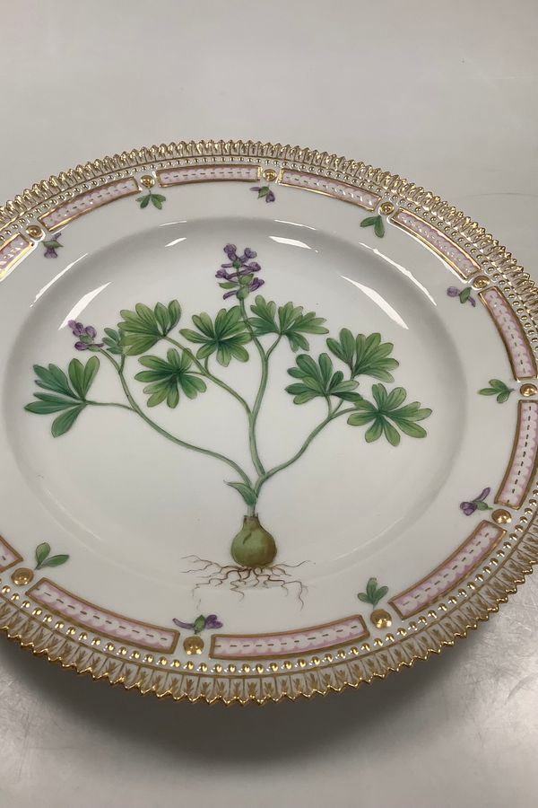 Antique Royal Copenhagen Flora Danica Dinner Plate No. 624 (20/3549)
