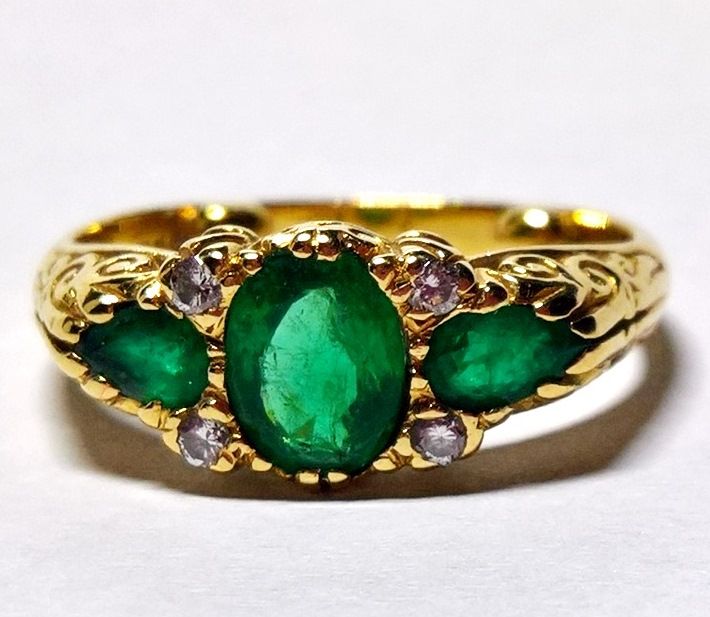3-stone emerald ring, carved mount N663A