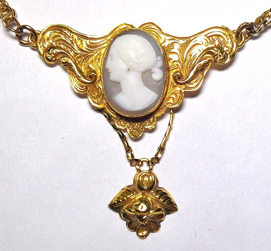 N646A 19th century cameo centred necklet