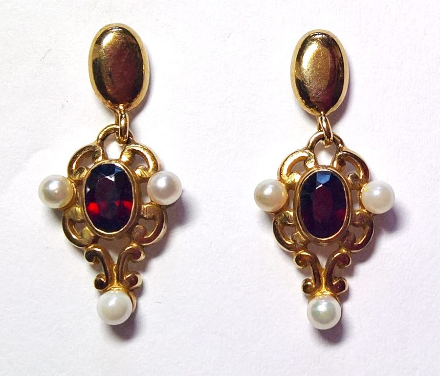 N660A Pretty garnet and pearl earrings