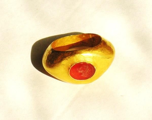 ROMAN GOLD AND INTAGLIO RING N91A