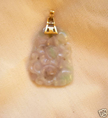 LAVENDER JADE CARVED PENDANT/ 18K YELLOW GOLD