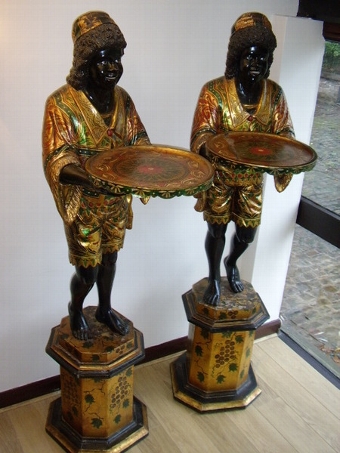 A  PAIR OF VICTORIAN POLYCHROME VENETIAN BLACKAMOORS HOLDING SERVING TRAYS C1900