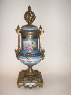 A FINE PAIR OF FRENCH SERVES PORCELAIN ORMOLU CLOCK GARNITURES C1860 