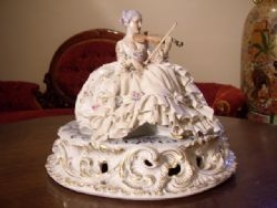 PORCELAIN LADY PLAYING VIOLIN C18LUIGI FABRIS HAND PAINTED CONTINENTAL 50-70 