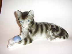 CONTINENTAL FACTORY ANTIQUE PORCELAIN KITTEN  