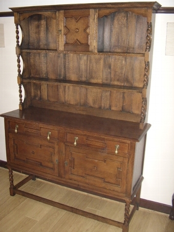 OAK DRESSER WITH BARLEYTWIST SUPPORTS & UPPER CUPBOARD WITH DOUBLE LOWER CUPBOARDS & DRAWERS C190...