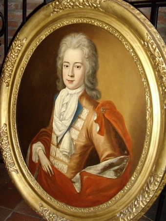 Antique FINE 17TH CENTURY OIL PORTRAIT OF A YOUNG MAN & PRESENTED IN A PERIOD OVAL GILTWOOD FRAME C1695 & CIRCLE OF D'AGAR. 38 X 33 INCHES 