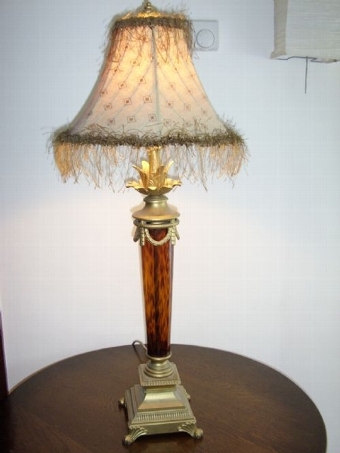 ART DECO TABLE LAMP WITH AMBER GLASS STEM & CAST METAL GILT BASE