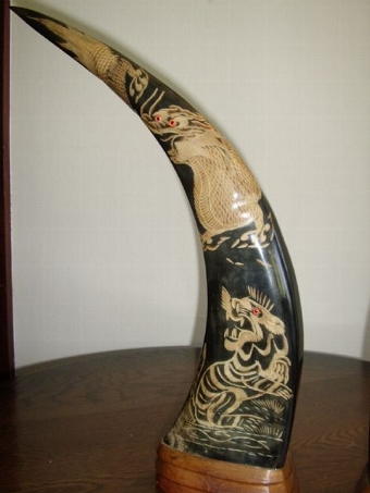 Antique PAIR OF CHINESE BUFFALO HORNS HAND DECORATED WITH A DRAGON & TIGERS ABOVE CARVED WOODEN BASE PLYNTHS 17 INCHES HIGH
