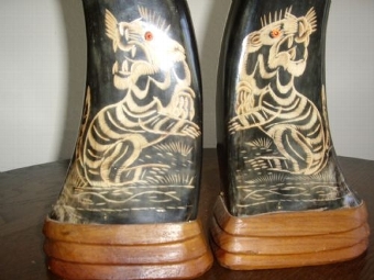 Antique PAIR OF CHINESE BUFFALO HORNS HAND DECORATED WITH A DRAGON & TIGERS ABOVE CARVED WOODEN BASE PLYNTHS 17 INCHES HIGH