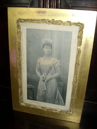 ORIGINAL FIRST EDITION PHOTOGRAPH OF QUEEN MARY BEARING HER SIGNATURE AND DATE 1907 IN ORIGINAL P...