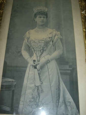 Antique ORIGINAL FIRST EDITION PHOTOGRAPH OF QUEEN MARY BEARING HER SIGNATURE AND DATE 1907 IN ORIGINAL PLASTER GILT FRAME