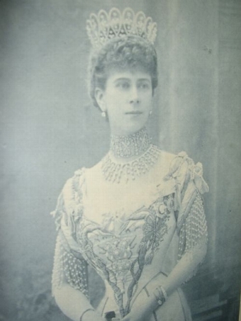 Antique ORIGINAL FIRST EDITION PHOTOGRAPH OF QUEEN MARY BEARING HER SIGNATURE AND DATE 1907 IN ORIGINAL PLASTER GILT FRAME