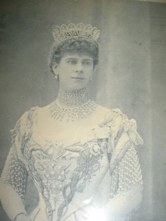 Antique ORIGINAL FIRST EDITION PHOTOGRAPH OF QUEEN MARY BEARING HER SIGNATURE AND DATE 1907 IN ORIGINAL PLASTER GILT FRAME