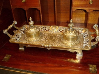 VICTORIAN BRASS TWIN INK STAND / PEN REST DESK TIDY WITH BRONZE LINERS & ORNATE TURNED HANDLES C1...