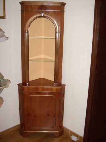 CORNER CABINET WITH OPEN GLASS SHELVES & LOWER LOCKABLE CUPBOARD WITH LIGHT