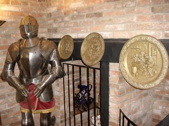 SELECTION OF 5 PRESSED BRASS WALL PLAQUES