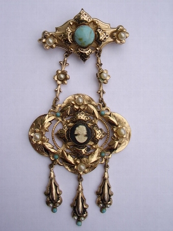 A MAGNIFICENT ROLLED GOLD EARLY VICTORIAN ORNATE LADIES BROACH DECORATED WITH LEAFED FOLIAGE & SE...
