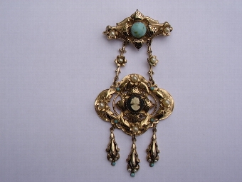Antique A MAGNIFICENT ROLLED GOLD EARLY VICTORIAN ORNATE LADIES BROACH DECORATED WITH LEAFED FOLIAGE & SET WITH PEARLS & CABOCHON TURQUOISE BLUE STONES 