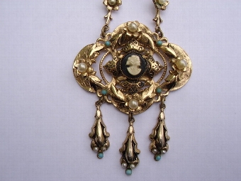 Antique A MAGNIFICENT ROLLED GOLD EARLY VICTORIAN ORNATE LADIES BROACH DECORATED WITH LEAFED FOLIAGE & SET WITH PEARLS & CABOCHON TURQUOISE BLUE STONES 