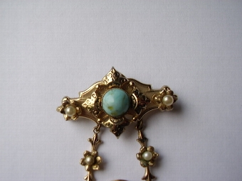 Antique A MAGNIFICENT ROLLED GOLD EARLY VICTORIAN ORNATE LADIES BROACH DECORATED WITH LEAFED FOLIAGE & SET WITH PEARLS & CABOCHON TURQUOISE BLUE STONES 