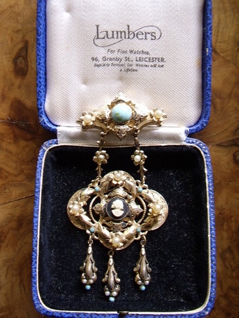 Antique A MAGNIFICENT ROLLED GOLD EARLY VICTORIAN ORNATE LADIES BROACH DECORATED WITH LEAFED FOLIAGE & SET WITH PEARLS & CABOCHON TURQUOISE BLUE STONES 