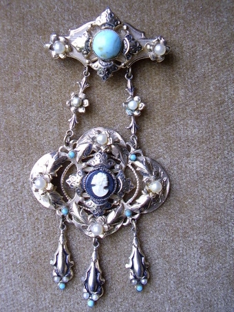 Antique A MAGNIFICENT ROLLED GOLD EARLY VICTORIAN ORNATE LADIES BROACH DECORATED WITH LEAFED FOLIAGE & SET WITH PEARLS & CABOCHON TURQUOISE BLUE STONES 