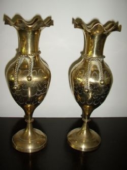 PAIR OF POLISHED BRASS TURNED VASES WITH FLUTED NECKS & ROPE TIES 