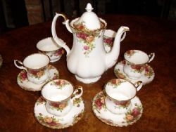 ROYAL ALBERT COFFEE SET OLD COUNTRY ROSES PATTERN COMPRISING 4 CUPS & SAUCERS MILK JUG SUGAR BOWL...