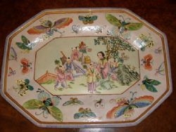 ORIENTAL JAPANESE HEAVILY ENAMELLED TABLE PLATE WITH BUTTERFLY DECORATION. 