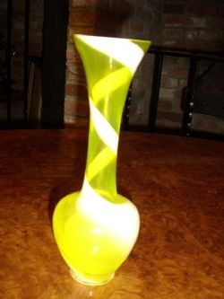 EDWARDIAN GLASS POSY VASE WITH YELLOW COLOUR & CREAM SPIRAL STRIPE