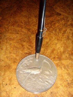 BRONZE MEDALLION PEN REST WITH STALK DESIGN & INSCRIBED MADE BY A.COHEN & CO LTD.LONDON ESTD 1799